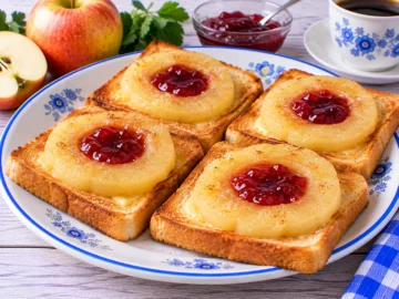 Geröstetes Toastbrot mit Apfelringen und fruchtiger Konfitüre.