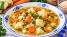 Blumenkohl-Möhren-Suppe mit Reis, Wurzelgemüse und frischer Petersilie.