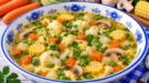 Klare Brühe mit Möhren, Erbsen, Kohlrabi, Blumenkohl, Champignons, Mais und Eierflocken.