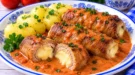 Gebratene Fleischrouladen mit cremiger Käsefüllung und Tomaten-Sahne-Soße.