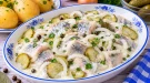 Heringsfilets mit Gewürzgurke und Zwiebeln in cremiger Mayonnaise-Sahne-Soße.