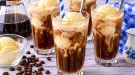 Halbzeit-Drink aus kaltem Kaffee, Sahne und Vanilleeis im Glas.