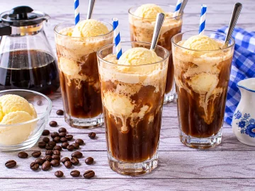 Halbzeit-Drink aus kaltem Kaffee, Sahne und Vanilleeis im Glas.