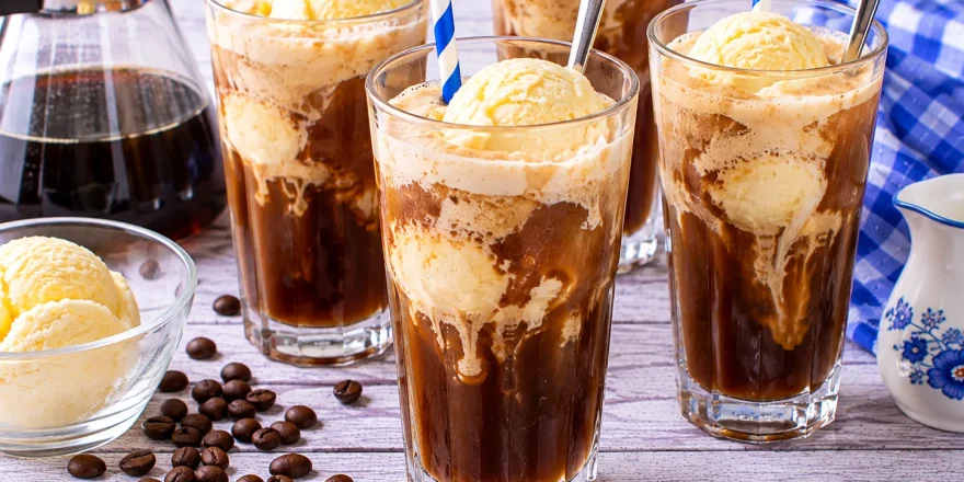 Halbzeit-Drink aus kaltem Kaffee, Sahne und Vanilleeis im Glas.
