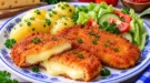 Goldbraun paniertes Käseschnitzel mit weichem geschmolzenem Käse im Inneren.