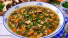 Kalte Pilzsuppe mit getrockneten Pilzen, Möhren, Zwiebeln und frischem Schnittlauch.