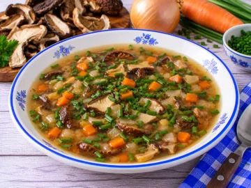 Kalte Pilzsuppe mit getrockneten Pilzen, Möhren, Zwiebeln und frischem Schnittlauch.