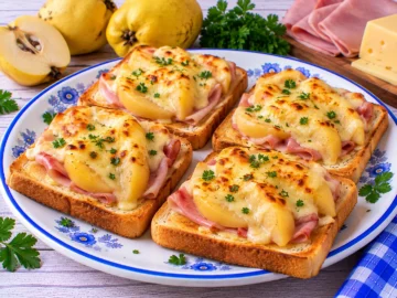 Überbackener Toast mit gekochtem Schinken, Quitten und geschmolzenem Käse.