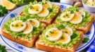 Gerösteter Toast mit Knoblauchbutter, frischem Kopfsalat und hartgekochten Eischeiben.