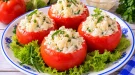 Ausgehöhlte Tomaten mit cremigem Blumenkohlsalat, Doppelrahmkäse und Einmachzwiebeln.