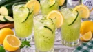 Grünes Zucchinigetränk mit Tonic Water, Zitrone, Wodka und Eiswürfeln.