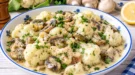Cremiges Blumenkohlragout mit Champignons, heller Sahnesoße und Petersilie.