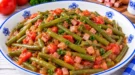 Grüne Bohnen mit Tomaten, Schinken und Zwiebeln in würziger Tomatensoße.