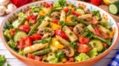 Bunter Gundelsalat mit Paprika, Champignons, Bohnen, Spargel, Tomaten und Gurke.
