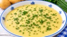 Helle Kartoffelsuppe mit Milch, Butter und frischen Kräutern.