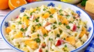 Holländischer Käsesalat mit Chicorée, Käsewürfeln, Apfel und Orange.