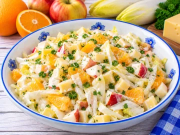 Holländischer Käsesalat mit Chicorée, Käsewürfeln, Apfel und Orange.