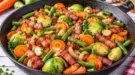 Mischgemüse mit Karotten, grünen Bohnen, Rosenkohl und geräuchertem Speck.
