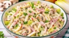 Cremiger Schinken-Pilz-Salat mit Pilzen, Sellerie, Endivie und Apfel.