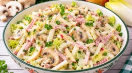 Cremiger Schinken-Pilz-Salat mit Pilzen, Sellerie, Endivie und Apfel.