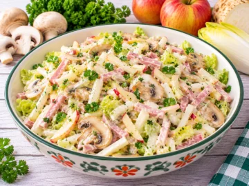 Cremiger Schinken-Pilz-Salat mit Pilzen, Sellerie, Endivie und Apfel.