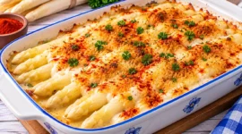 Überbackener weißer Spargel mit saurer Sahne, Semmelbröseln und Edelsüß-Paprika.