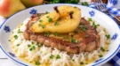 Gebratenes Steak mit gedünsteter Birnenhälfte auf Reis angerichtet.