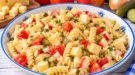 Turiner Käsesalat mit Spirelli, Käsewürfeln, Tomaten, Gurke und Apfel.