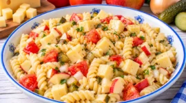 Turiner Käsesalat mit Spirelli, Käsewürfeln, Tomaten, Gurke und Apfel.