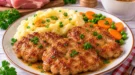 Gebratene Butterschnitzel aus gehacktem Kalbfleisch mit Petersilie und Bratensaft.