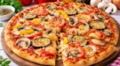 Gemüse-Pizza mit Tomaten, Paprika, Aubergine, Champignons, Zwiebeln und Käse.