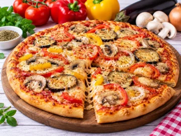 Gemüse-Pizza mit Tomaten, Paprika, Aubergine, Champignons, Zwiebeln und Käse.