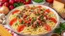 Spaghetti mit Paprika, Pilzen, Erbsen und geräuchertem Käse.