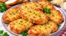 Goldgelb geröstete Weißbrotscheiben mit Butter und geschmolzenem Käse.