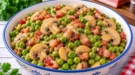 Grüne Erbsen mit Champignons und knusprigen Speckwürfeln.
