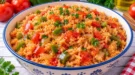 Grusinischer Gemüsereis mit grüner Paprika, Tomaten und Zwiebeln.