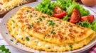Goldgelbes Käseomelett mit geschmolzenem und geriebenem Emmentaler.