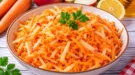 Frischer Karottensalat mit geraspelten Äpfeln, Honig und Zitronensaft.