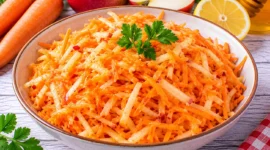Frischer Karottensalat mit geraspelten Äpfeln, Honig und Zitronensaft.