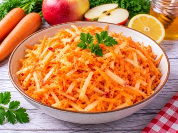 Frischer Karottensalat mit geraspelten Äpfeln, Honig und Zitronensaft.