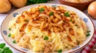 Cremiger Kartoffelbrei mit Sauerkraut und goldbraun gebratenen Zwiebeln.