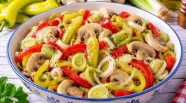 Peperonisalat mit Champignons und feinen Porreeringen in Essig-Öl-Vinaigrette.