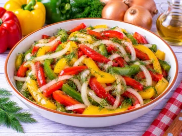 Bunter Paprikasalat mit Zwiebeln, frischem Dill und Essig-Öl-Dressing.