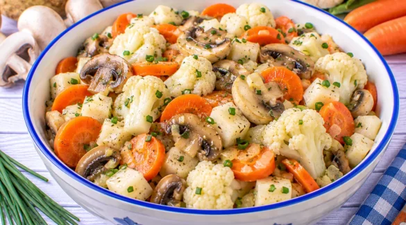 Gemüsesalat mit Champignons, Blumenkohl, Möhren, Sellerie und Schnittlauch.