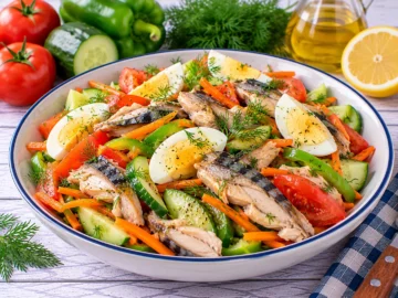 Bunter Gemüsesalat mit Makrele, Tomaten, Gurke, Paprika, Karotten, Ei und Dill.
