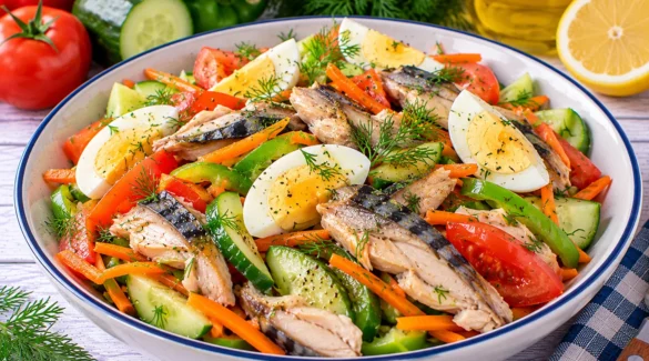 Bunter Gemüsesalat mit Makrele, Tomaten, Gurke, Paprika, Karotten, Ei und Dill.