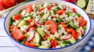 Bunter Gemüsesalat mit Tomaten, Paprika, Gurke, Radieschen und zerbröseltem Roquefortkäse.