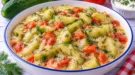 Gedünstete Gurken mit Tomaten in cremiger Sahnesoße und frischem Dill.