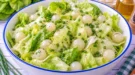 Frischer Kopfsalat mit ganzen Einmachzwiebeln und Schnittlauch-Vinaigrette.