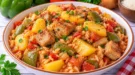 Herzhafter Reis-Gemüseeintopf mit Schweinefleisch, Reis, Kartoffeln, grüner Paprika und Tomaten.